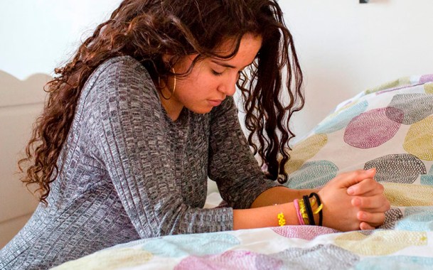 paris_france_young_women_prayer